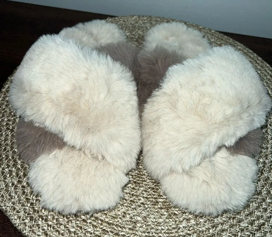 Glammer Slippers with Crossed Straps in Faux Fur