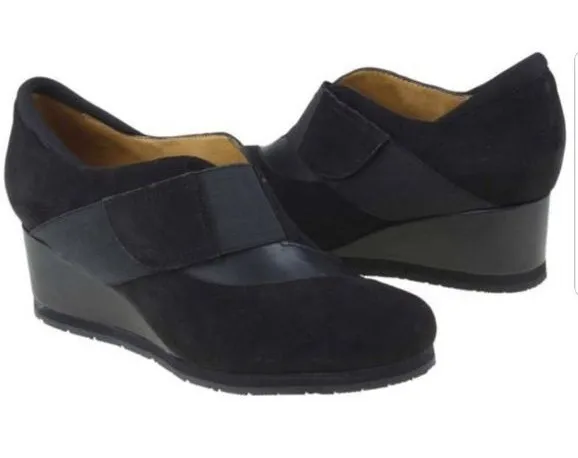 Earthies Bondy Black Suede Leather Wedge Ankle Booties Size 10