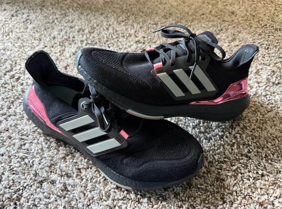 Women’s sz 10 Adidas UltraBoost 22 'Black Beam Pink