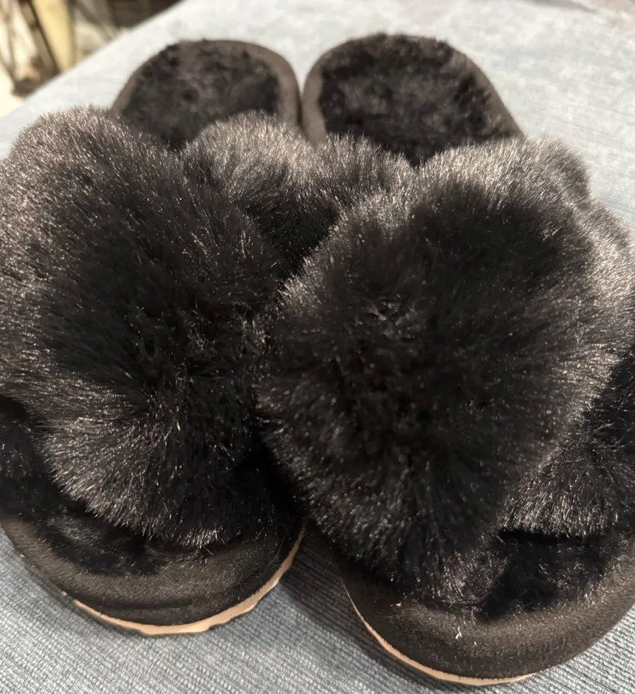 NWOT Black Faux Fur Women's Slippers Size 7