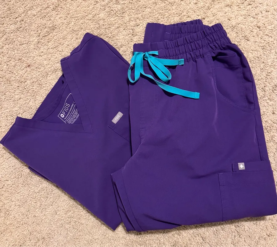 FIGS Scrubs Set