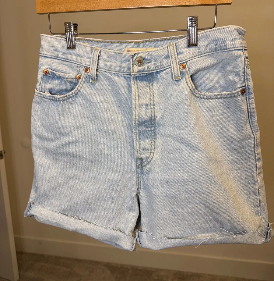 Levi’s light Wash Denim Women’s Shorts Classic High-Rise - Size 29