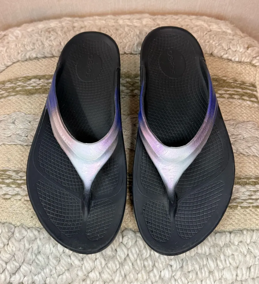 OOFOS OOlala Iridescent Purple Recovery Flip Flops Sandals Size 11 Black