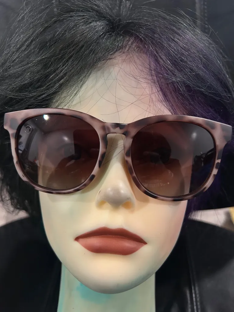 Women's Tortoiseshell Sunglasses with Brown Gradient Lenses