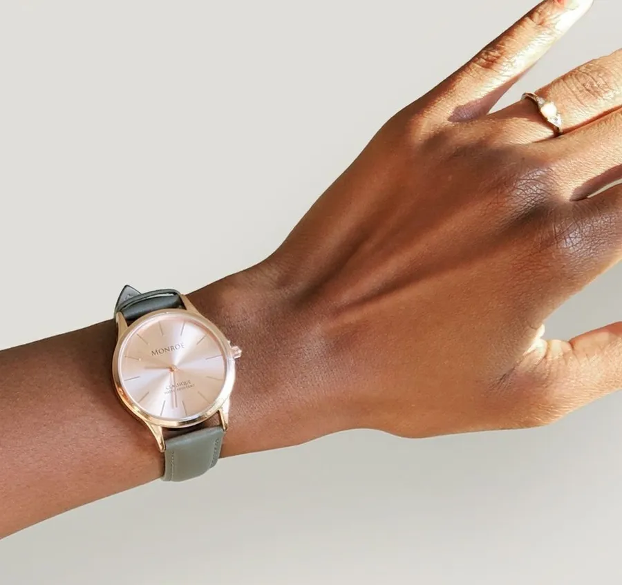 ✨HP✨Monroé Classique Watch in Sunburst Solérose✨ Gray