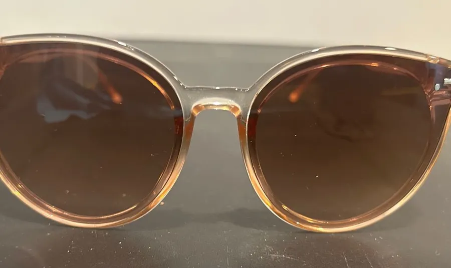 Elegant Brown Sunglasses with Vintage Wire Frames