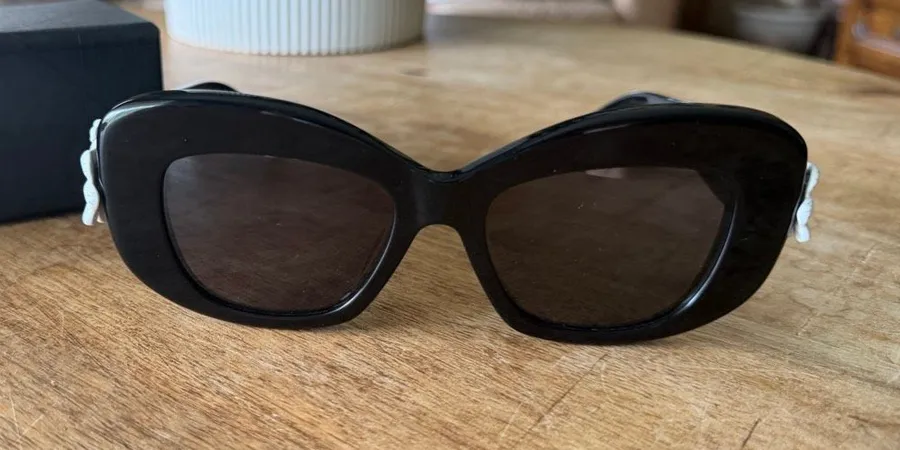 Fashion Oversized Sunglasses with Case – Like New White
