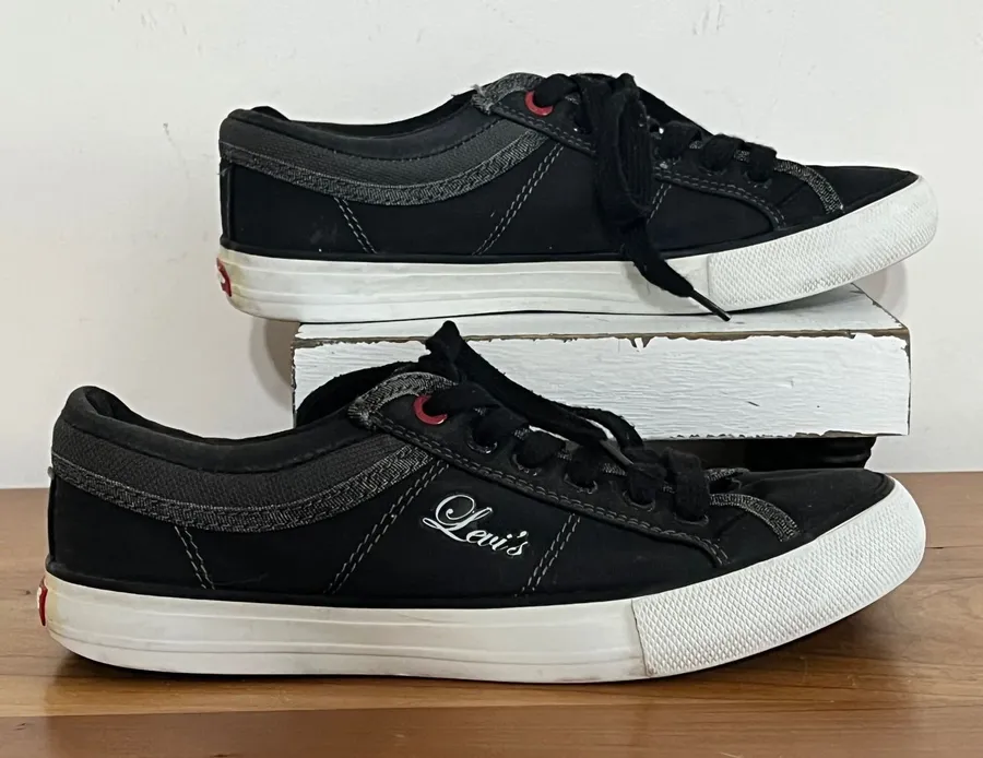 Levis Womens Black Canvas Low Top Lace Up Sneakers 52687824A Size 6