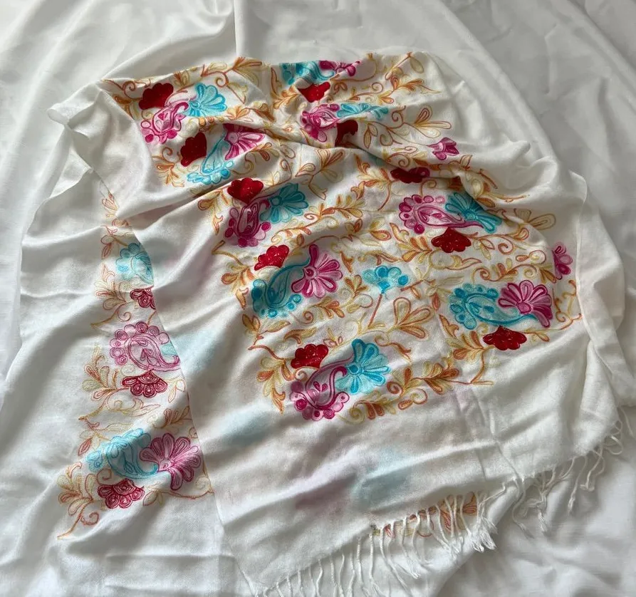 Embroidered scarf / shawl White