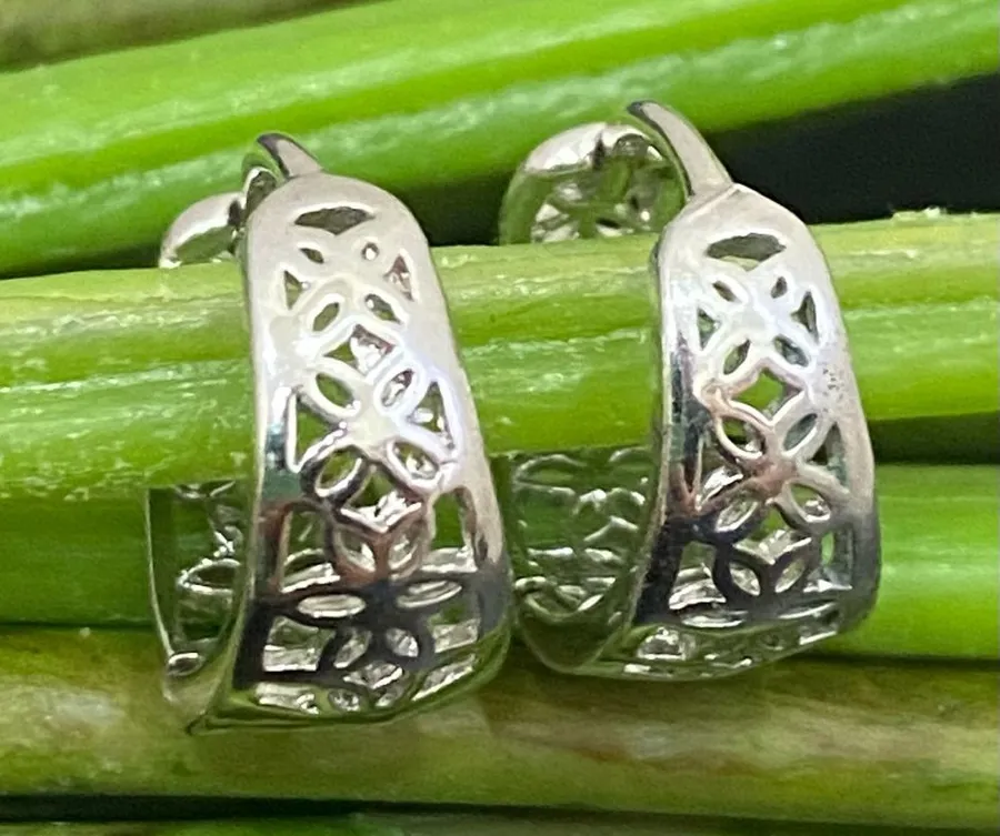 925 Signed Sterling Silver Flower Filigree Huggie Mini Hoop Earrings 3g.