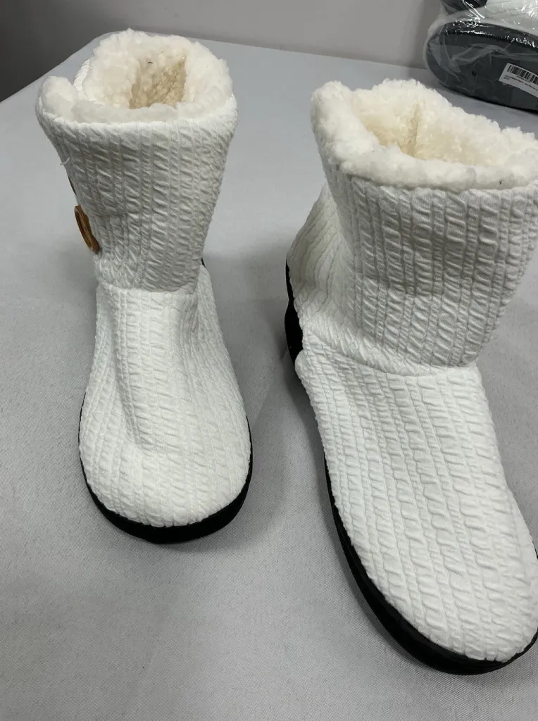 Womans Oncai Winter Slipper Boots Size 11/12 White Indoor Outdoor Knit NWT
