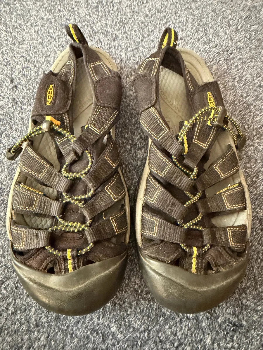 Keen ~ Newport H2 Waterproof Closed Toe Hiking Sandals ~ Black & Yello
