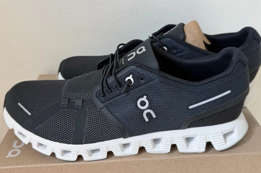 On Cloud 6 Sneaker black and white new