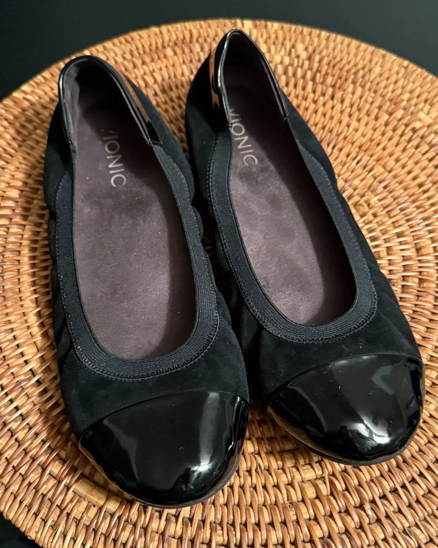 Vionic Minna Black Suede Patent Leather Cap Toe Ballet Flats Womens 9 359TIEGAN