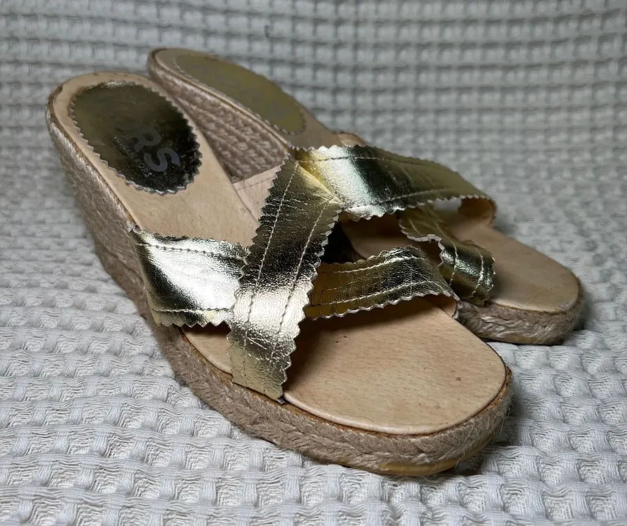 Kors Gold Metallic Scalloped Wedge Espadrille Sandals Women's Size 7