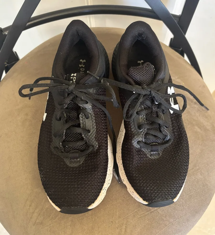 Size 6.5 Under Armour Black White Charged Escape lace up sneakers