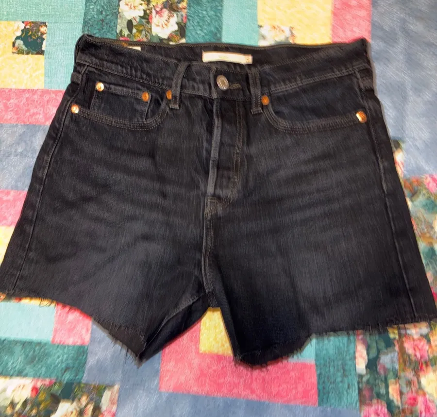 Levi's Wedgie Fit Black Denim Shorts Woman’s Size 28 Summer Denim