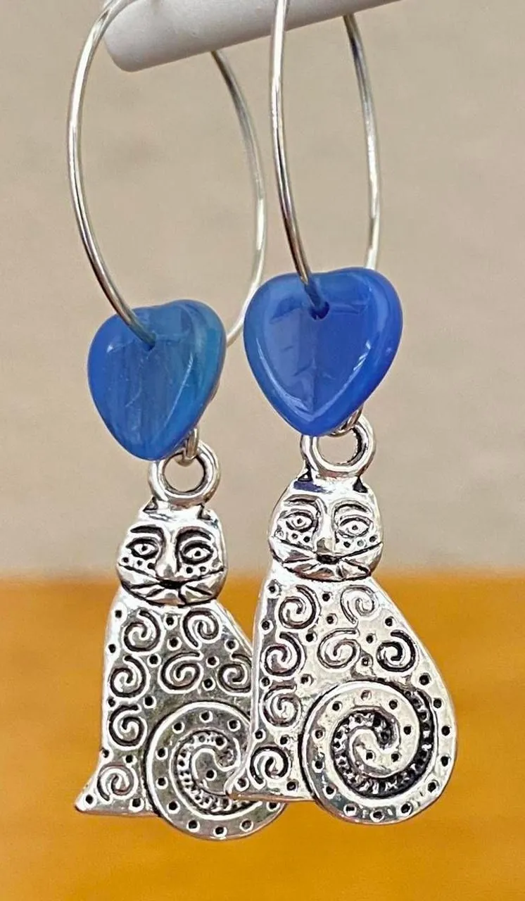 Handmade antique silver tone cute boho cats & quality heart shape Czech glass beads dangle hoop earrings💙🐈💙