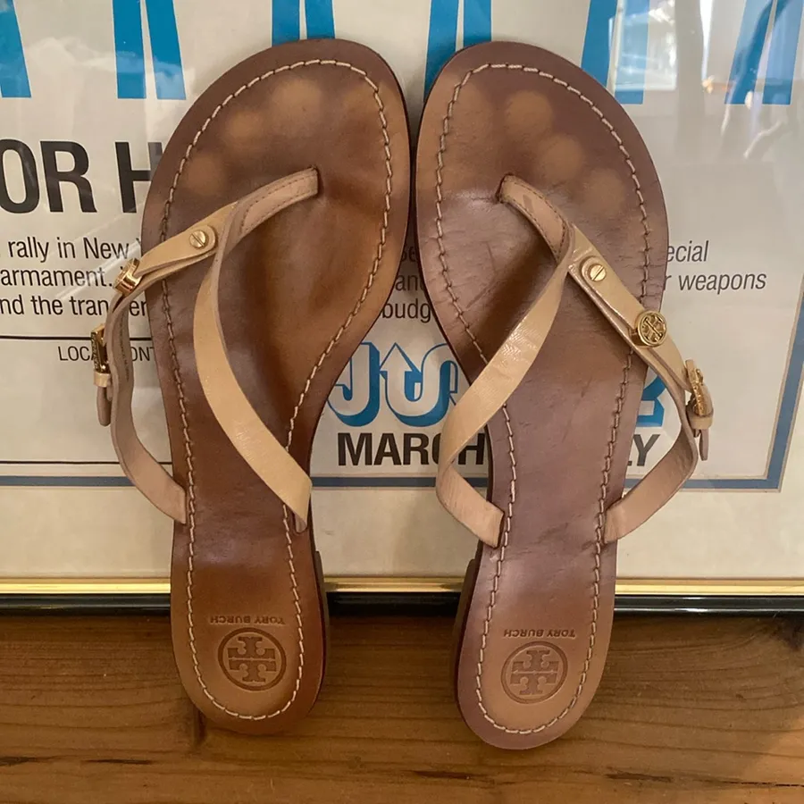 Tory Burch Leather Flip Flops Size 9 Gold Buckle Logo Hardware Tan Straps