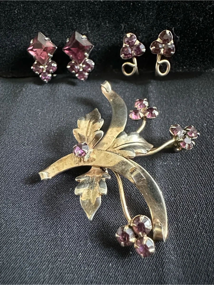 Vintage GUC glass stone brooch & earring set. Includes 2 earring pairs, 1 brooch Pink