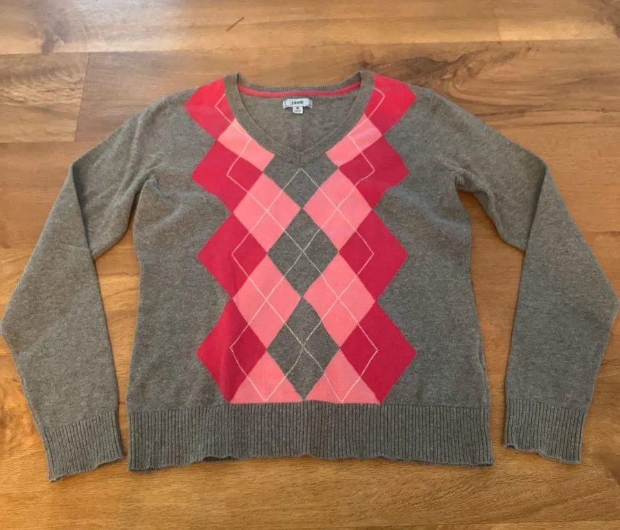 Size Medium IZOD Gray Grey Pink Argyle V-Neck Winter Sweater EUC
