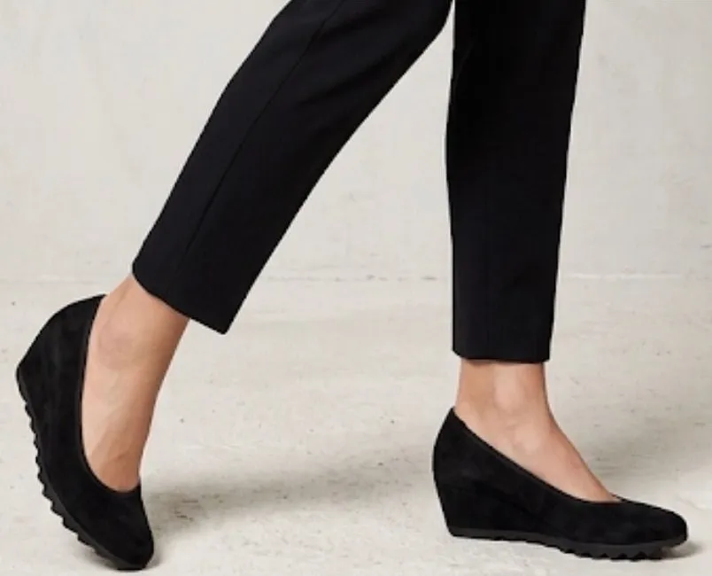 Gabor Sacchetto Black Suede Wedge Pumps Round Toe Scalloped Sole Shoes 9.5