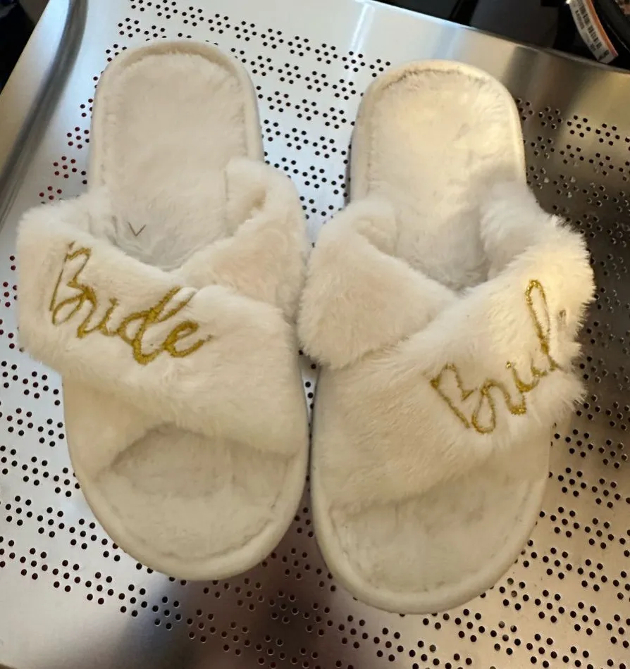 🤍 Bride Fuzzy Slippers – Women’s Size 6–7 White
