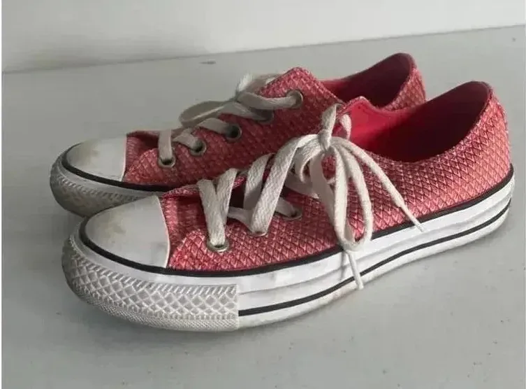 Unisex Converse Sneakers Size 5 Women’s Ox Ultra Red White Black