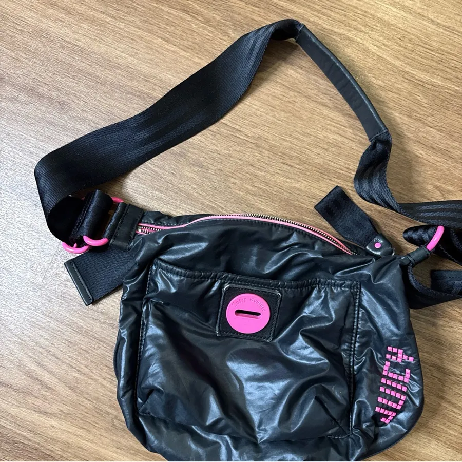 Vintage 2010 Juicy Couture crossbody purse.