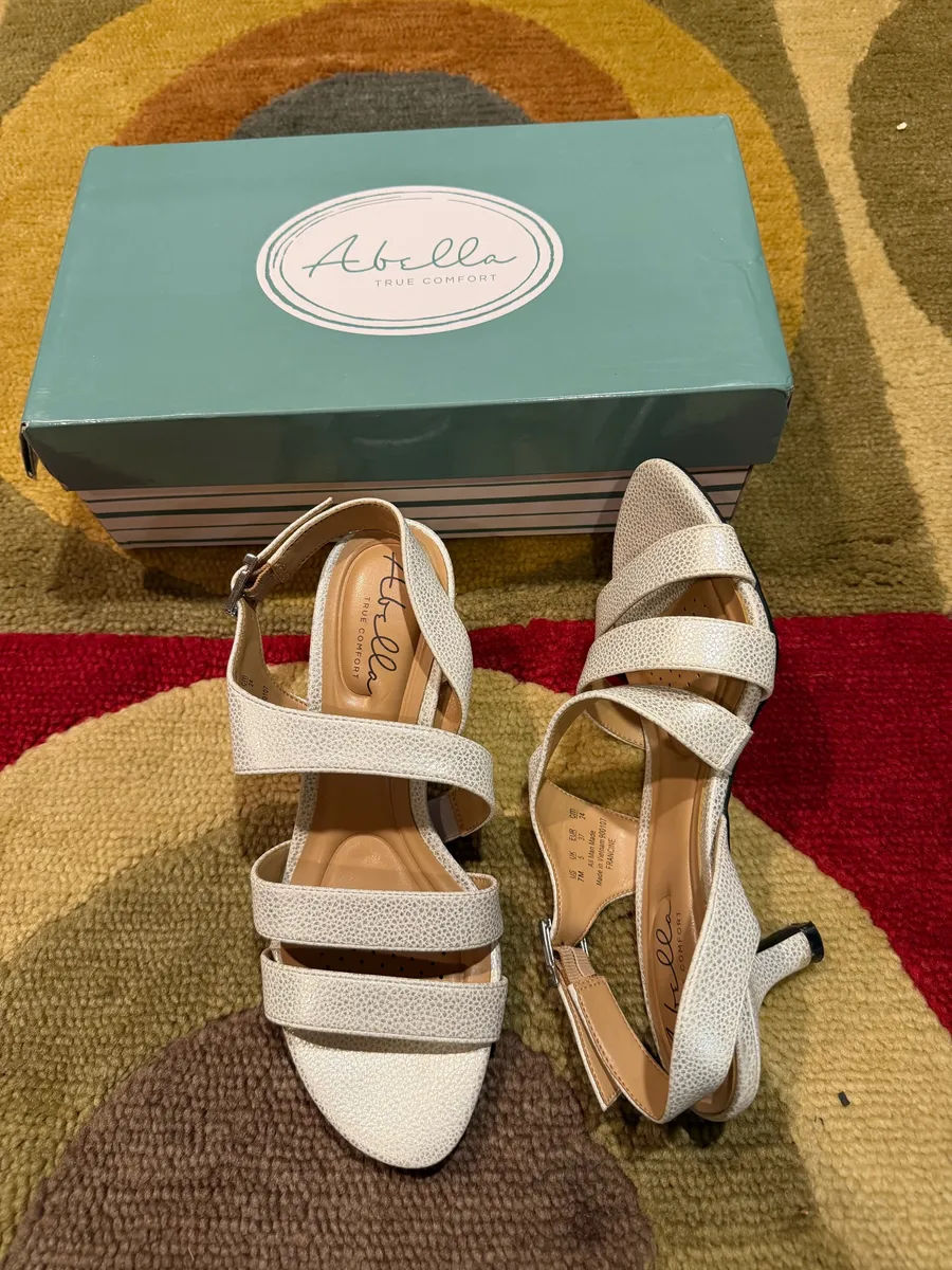 Abella Easy Street Como Heeled Sandal Shoes Silver 2” Heel Women’s Size US 7