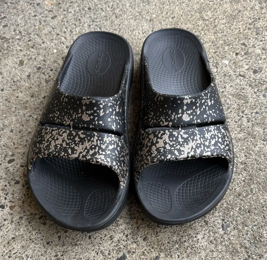Like New Unisex OOFOS OOahh Luxe Slide sandals in a limited edition W11 Black Size 11