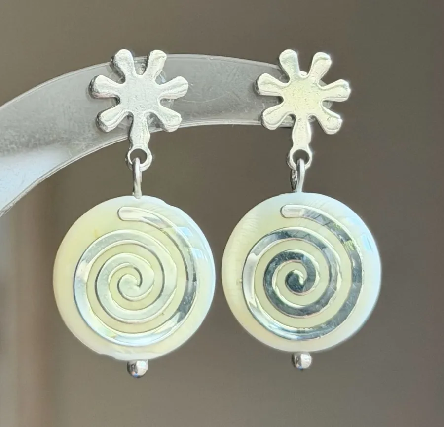 Handmade boho vintage grunge funky whimsical style swirl shell beads earrings🌀