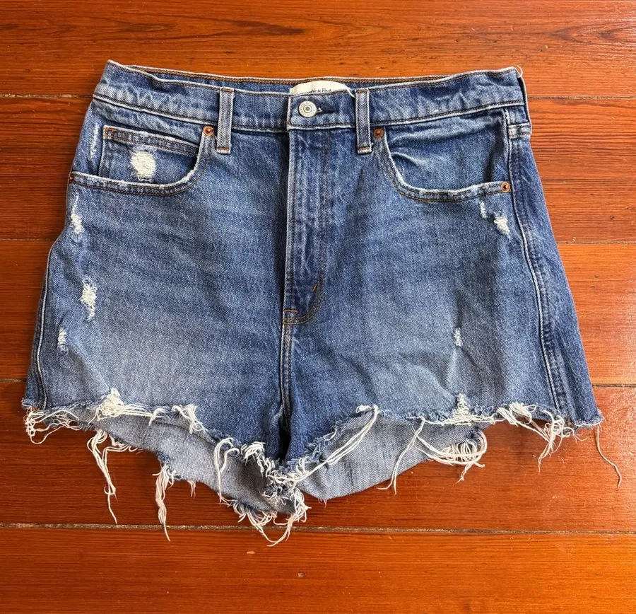 Abercrombie & Fitch Ultra High Rise Mom Distressed Denim Shorts Sz 10 ๐๐