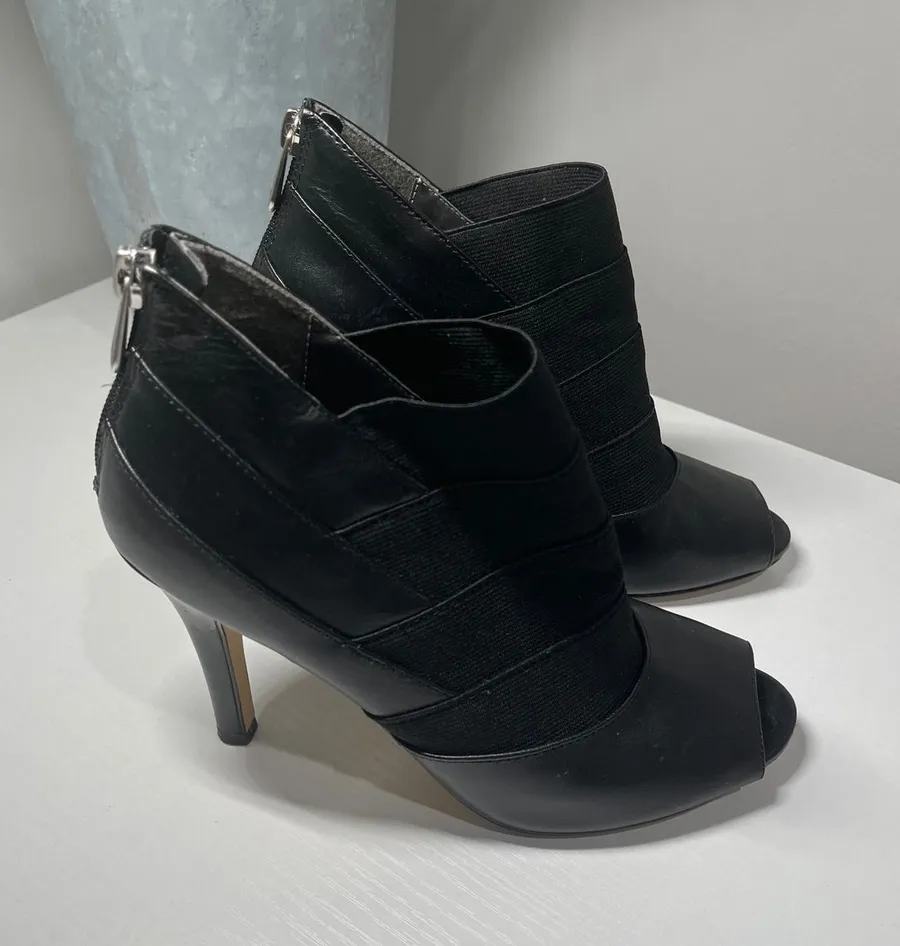 Adrienne Vittadini Black Leather Peep Toe Stiletto Booties Heels Size 6M