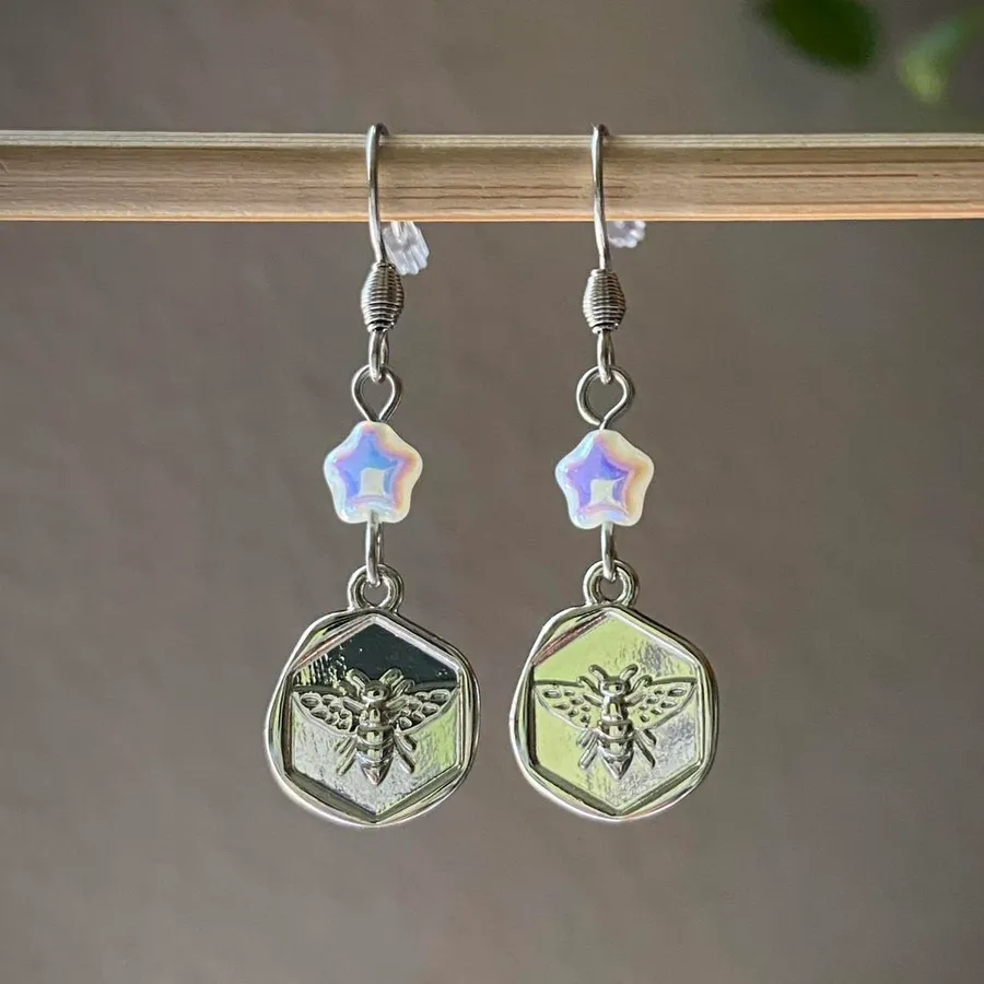 Handmade funky fairy retro bee & mini Czech glass star beads dangle earrings 🍯🍃🌀💕
