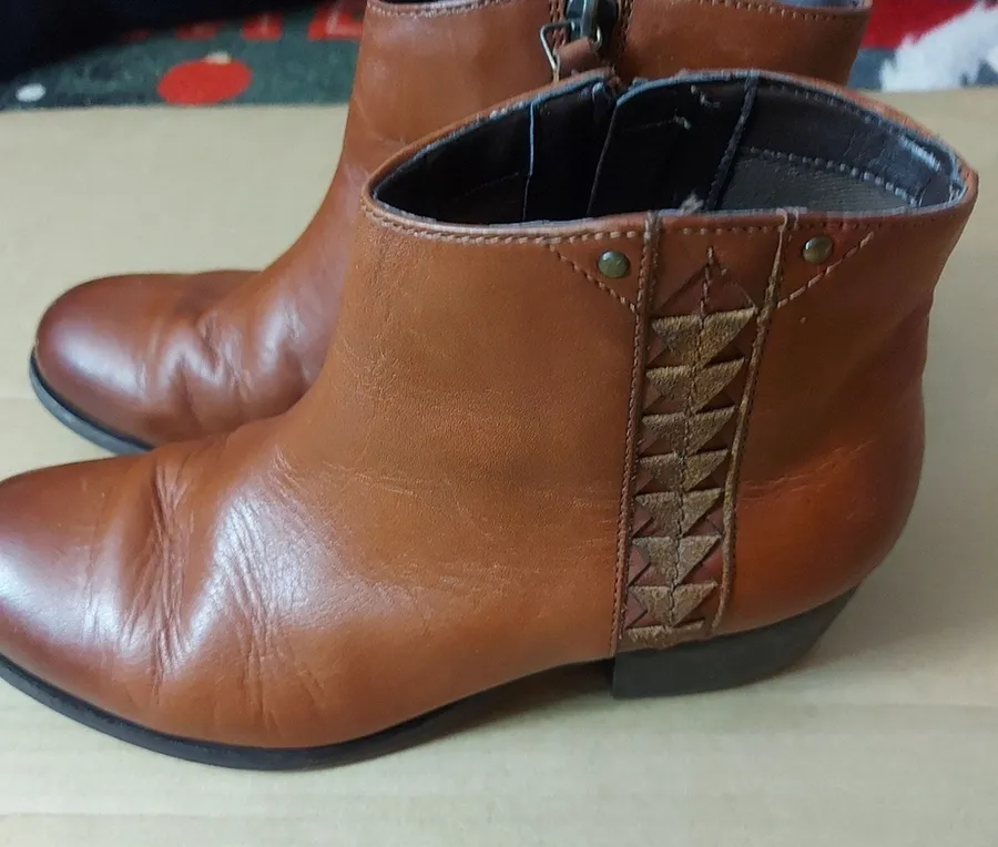 Clarks Maypearl Fawn Ankle Round Toe Brown Boots 7.5 Southwestern Boho Casual