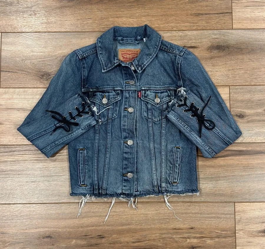 LEVI’S Vintage Distressed Lace-up Sleeve Cropped Denim Trucker Jacket | Size XS