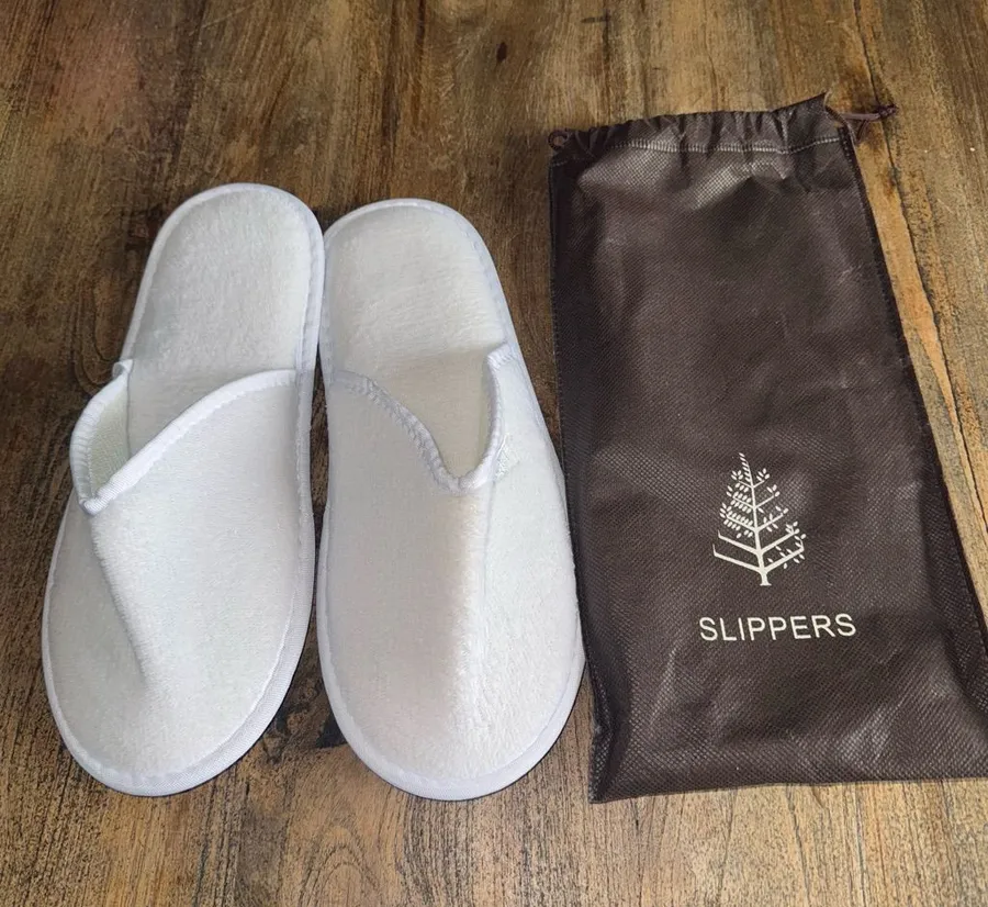 Four Seasons NEW White Reusable Soft Women’s Slippers Size 7.5