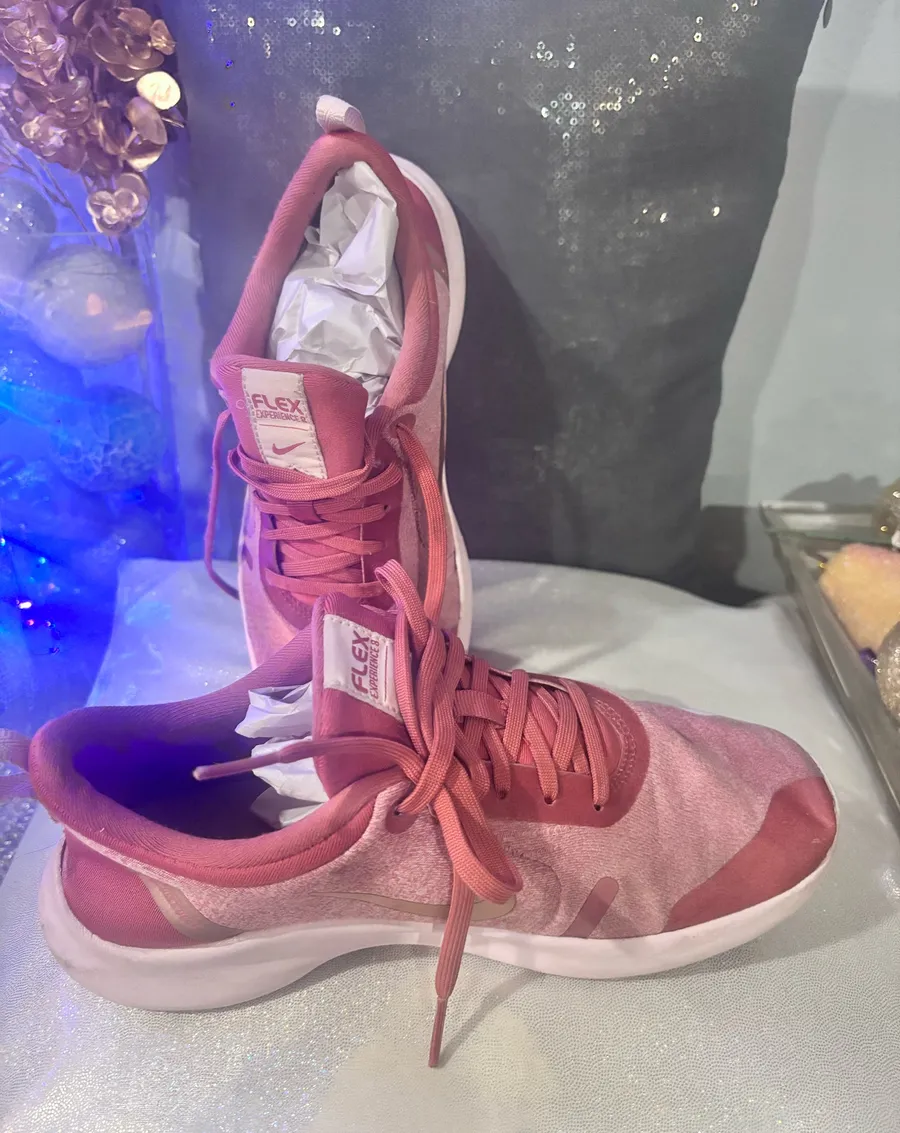 Nike Flex Women’s Sneakers – Size 6