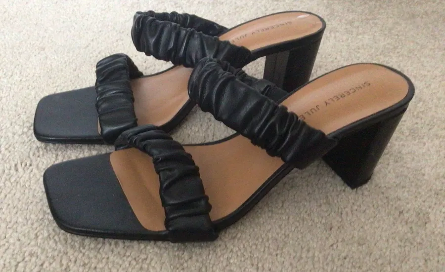 SINCERELY JULES “KATIE” BLACK BLOCK HEEL RUCHED STRAP SANDALS- SIZE 8.5