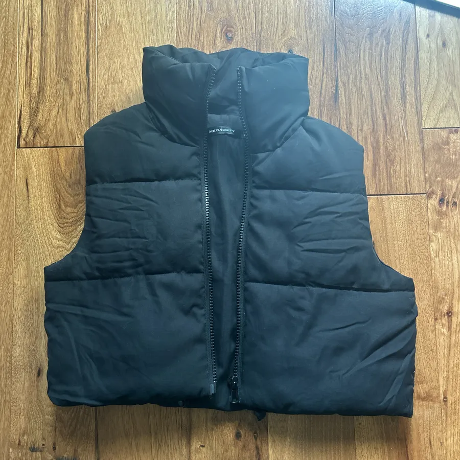 Cropped Puffer Amazon Vest Black