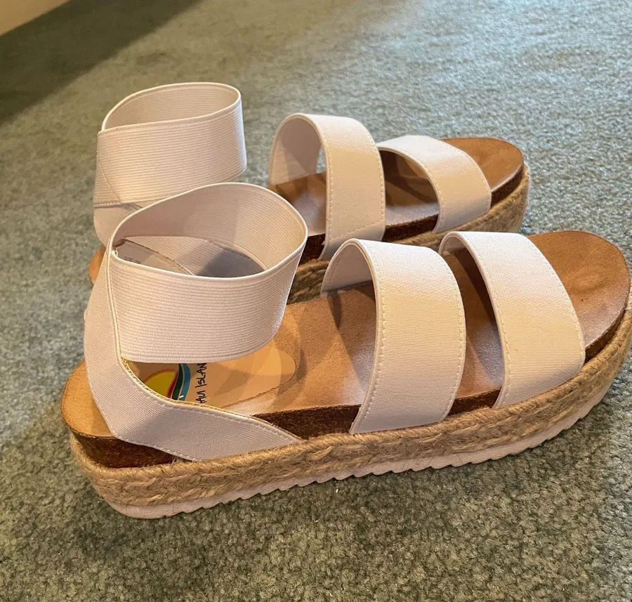 Maui island white platform strappy sandals Size 7