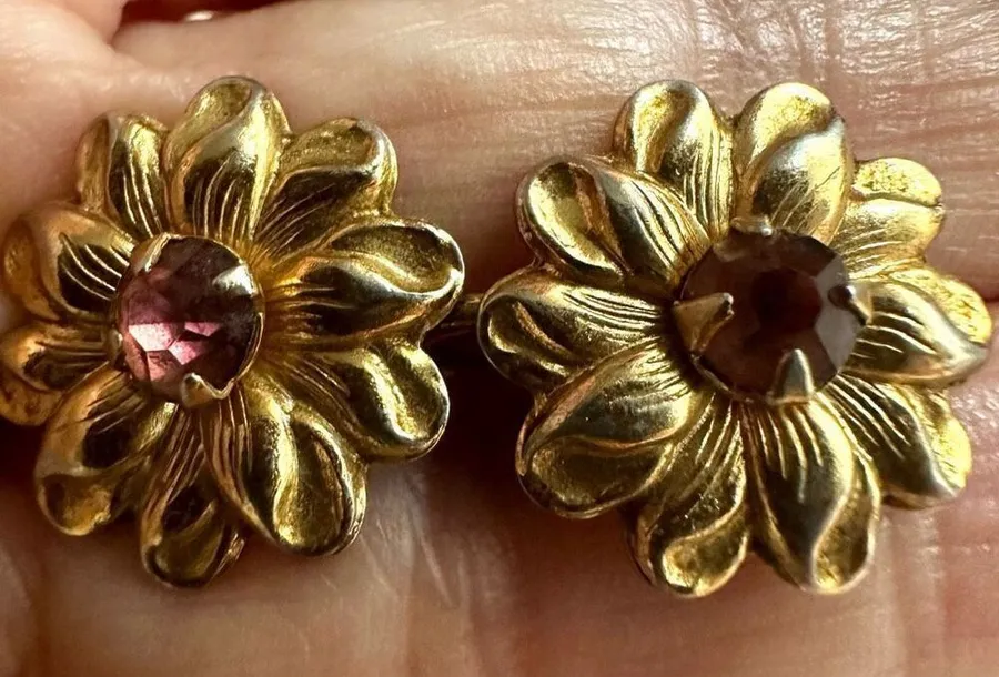 Coro gold tone vintage flower red stone clip on earrings