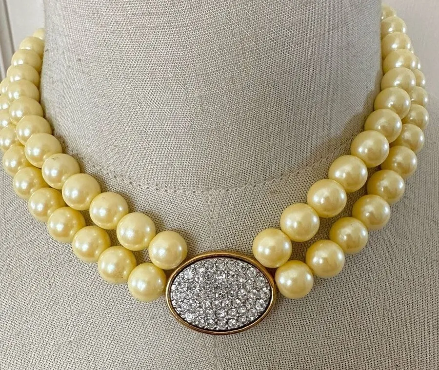 Avon "President's Recognition" pearlesque necklace