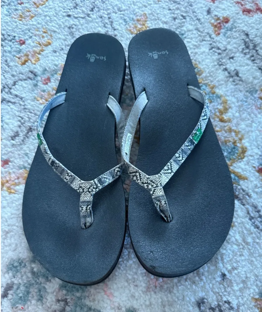 Sanuk Yoga Mat Black Geometric Tribal Print Flip Flops Womens Size 10 Sandals