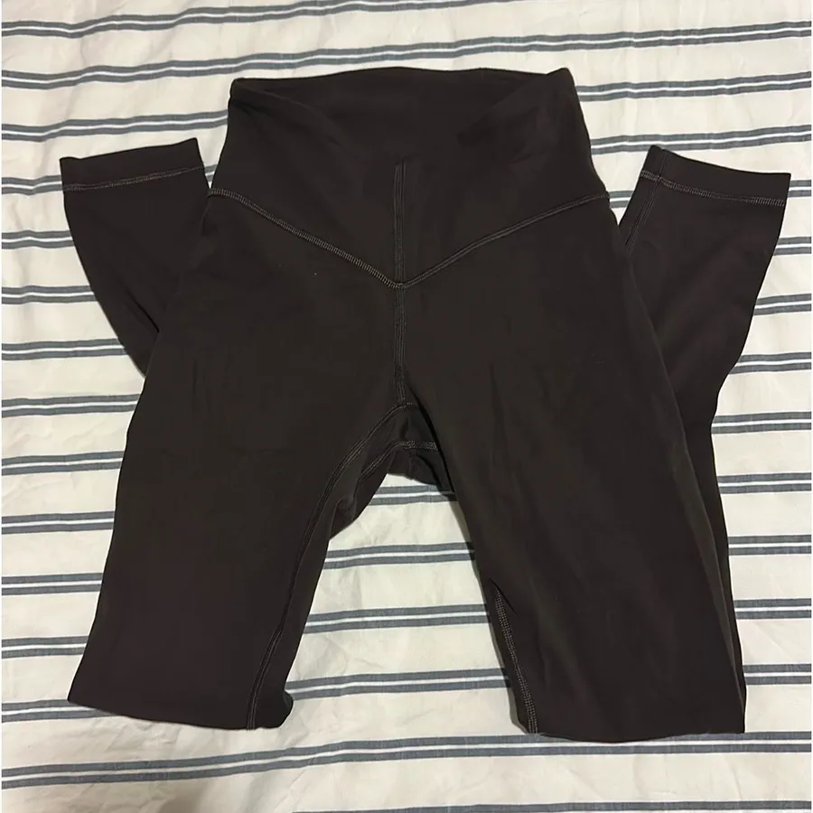 Espresso v cut lululemon aligns