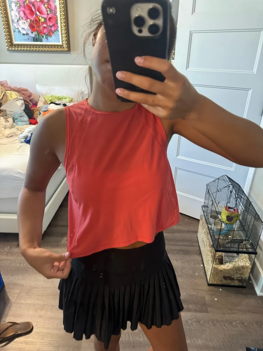Lululemon Women’s Sleeveless Cropped Tank Top - Coral