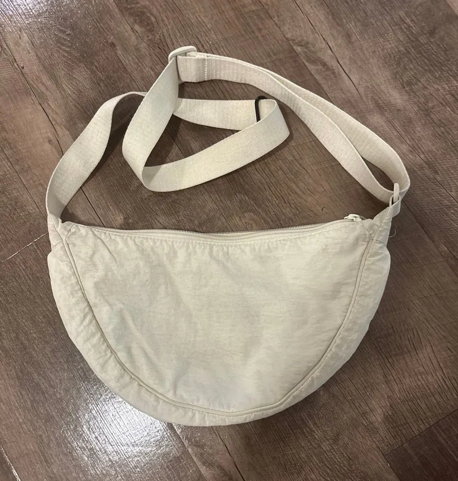 uniqlo crescent shoulder bag