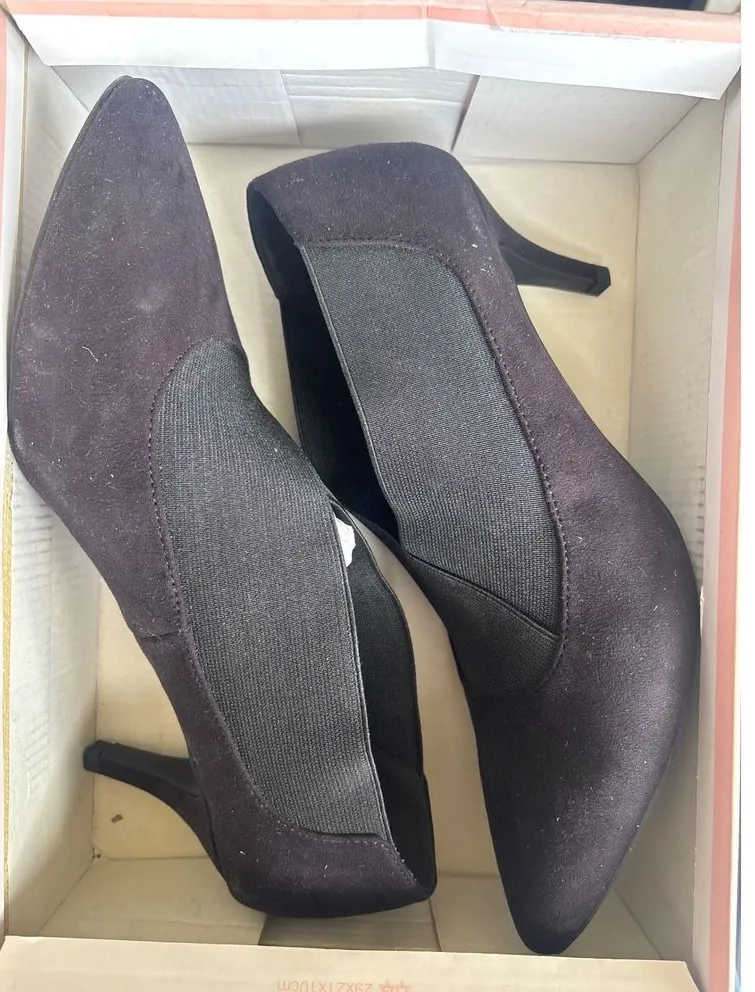 Dressbarn Ashleigh Pumps Size 10 Black Pointed Toe Elastic Strap Stiletto Heels