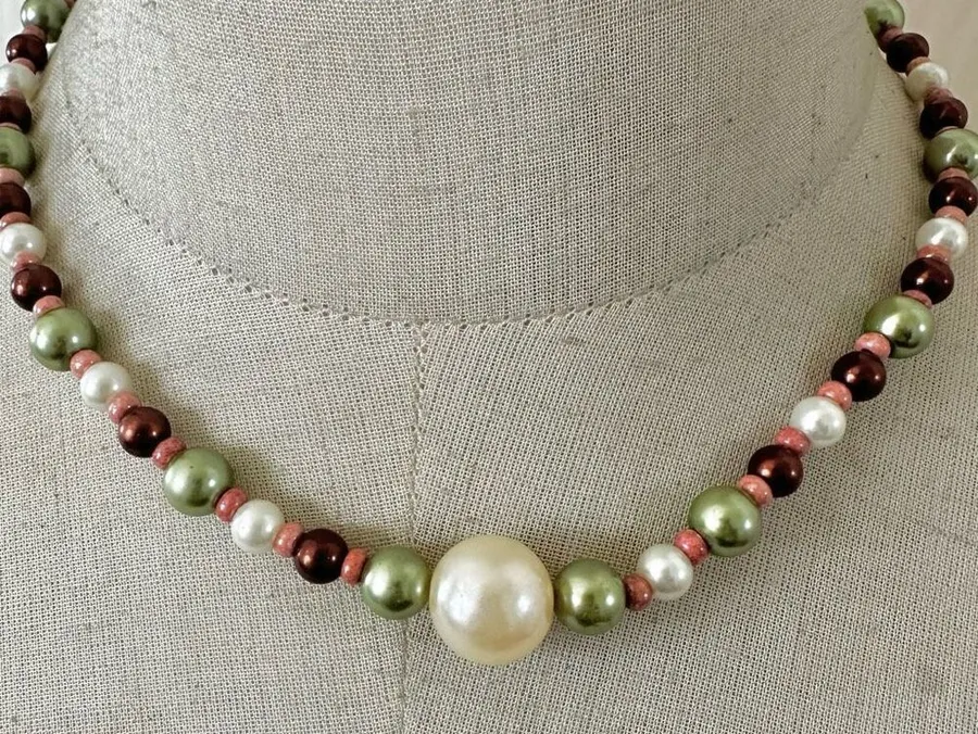 Colorful faux pearl necklace